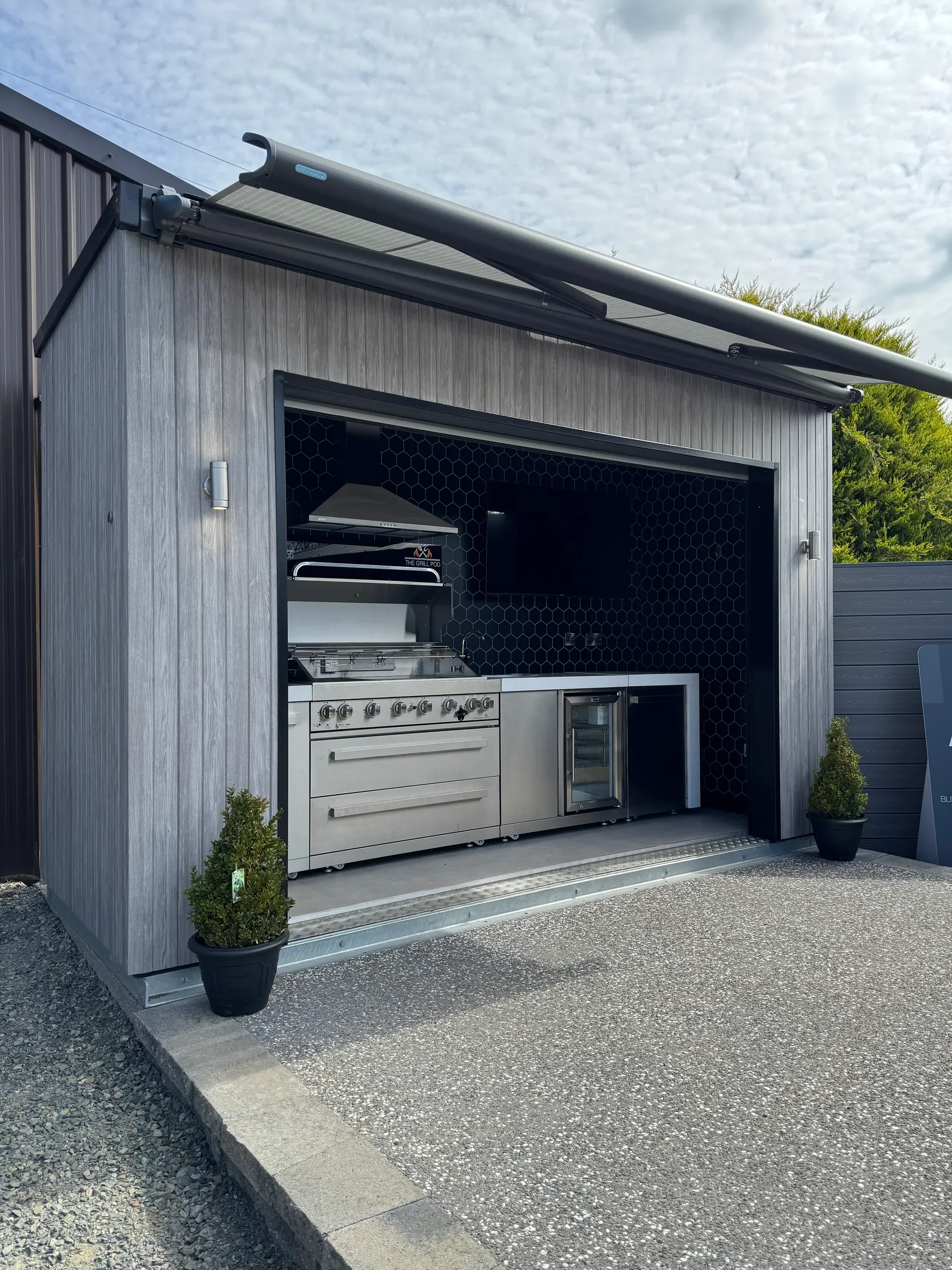 Modern Outdoor Kitchen